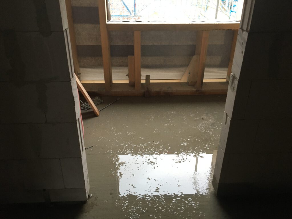 Vor Wettereinflüssen ungeschützter Dachstuhl.