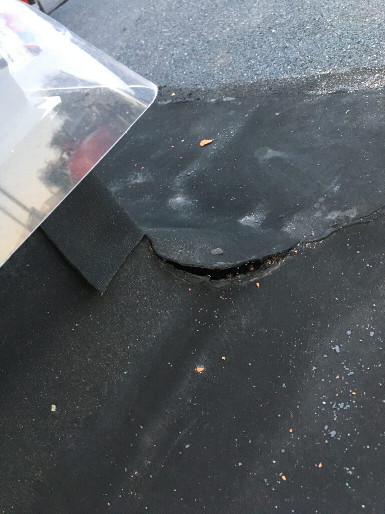 Schlecht verklebte Dacheindeckung